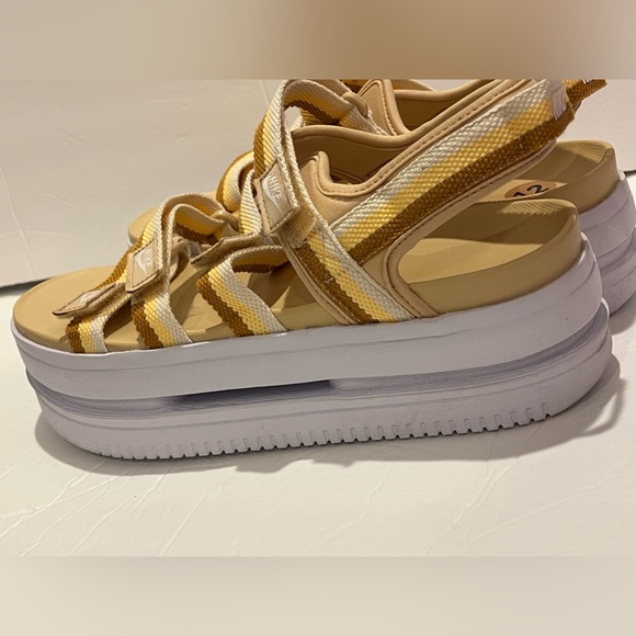 Nike Women’s Icon Classic Platform Sandals Sesame White Shoes Sz 12 Trendy Strap - Picture 4 of 9